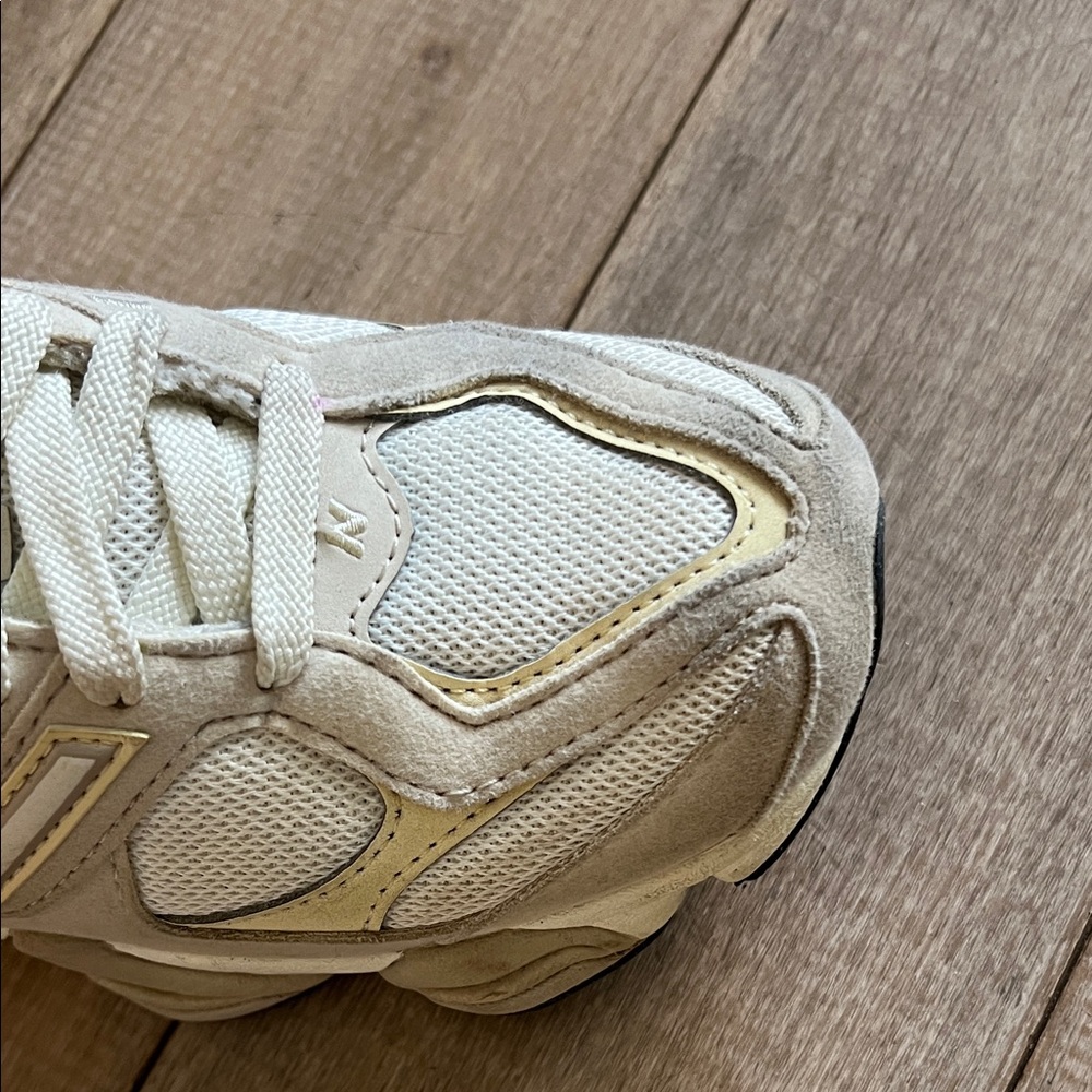 New Balance Beige and Cream Athletic Shoes Boys Size 4 **Like New worn twice** - Picture 4 of 9